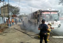 Autobús agarra fuego en plena marcha