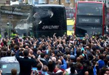 Dañan autobús del Manchester United antes de duelo con West Ham