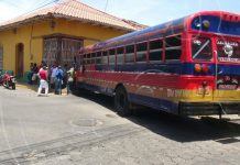 Bus choca contra vivienda en León
