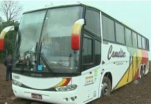 Asaltaron un bus y obligaron a los pasajeros a quitarse la ropa
