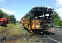 Bus se prende en llamas en Carretera Nueva a León