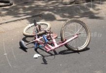 Chavalo despistado en bicicleta provoca accidente