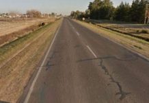 Manejó con un cadáver atorado en su auto