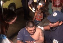 Caen de su moto al esquivar taxi que frenó de repente