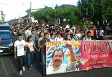 Protagonizan caminata en León por Rigoberto López Pérez