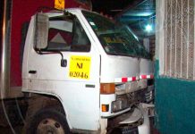 Managua: Conductor se estrella contra dos viviendas