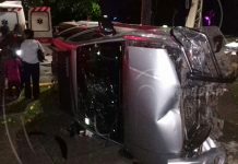 Camioneta se vuelca tras estallársele una llanta