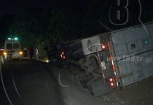 Contenedor queda volcado en la Cuesta El Plomo
