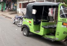 Chocan caponera y motocicleta en el Reparto Shick