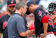 Carlos Carrasco recibe fuerte pelotazo y se fractura la mano de lanzar