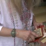 Mujer recupera la billetera que perdió hace 46 años en California estados unidos, billetera, california,