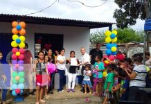 Con mucha alegría humilde señora del barrio Hugo Chávez recibe su casa nicaragua, casa, barrio hugo chavez,
