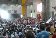 Católicos abarrotan bajada de la Sangre de Cristo