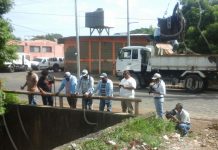 Limpian cauce que cruza Villa Flor Sur en Managua