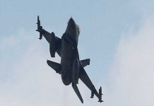 Caza F-16 bombardea el palacio presidencial de Ankara