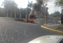 Automóvil se reduce a cenizas en parqueo de súper mercado