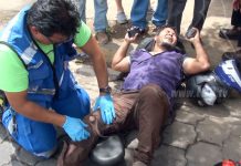 Cerrajero fue catapultado por microbús