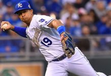 Cheslor luce con el guante; Erasmo en acción