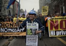 Más de 50.000 personas protestan en Santiago contra el sistema de pensiones