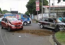 Chocan dos vehículos taxi cerca del hospital Bautista