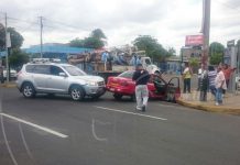 Managua: Pleito entre taxista y conductor por choque