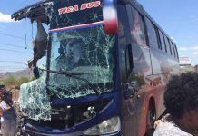 Varios lesionados en choque entre furgón y bus en Honduras