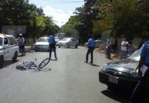 Impacta ciclista contra un taxi en El Recreo