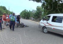 Choque entre microbús y motocicleta en Sabana Grande