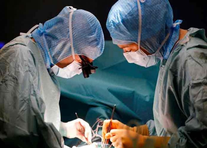 pakistan, anciana, cirugia, negligencia,