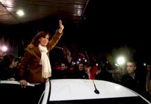Miles de argentinos reciben a Fernández en Buenos Aires