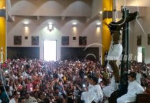 Católicos participan en la bajada de la Sangre de Cristo