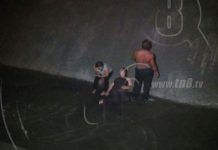 Mujer se tira al fondo de un cauce