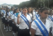 Granada: Desfile de estudiantes por la patria
