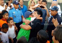 Maradona comparte su experiencia con deportistas infantiles