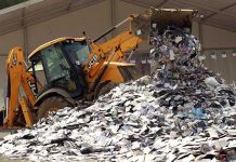 Destruyen montaña de CDs y DVDs piratas en Argelia