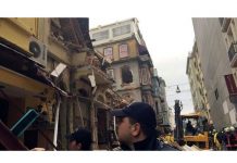 Dos edificios se derrumban en vecindario turístico de Estambul