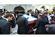 El Salvador: Miles asisten a funeral de expresidente Francisco Flores