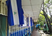 Saludan mes patrio con embanderamiento y murales