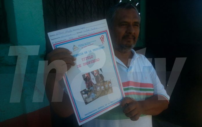 entrega-de-titulos-a-familias