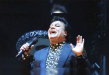 Develan busto de Juan Gabriel en Cancún