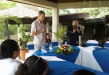 Ex astronauta Parazynsky expone de medicina en Nicaragua