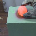 Increíble reacción de una bola de niquel caliente en espuma floral