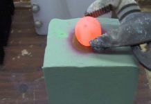 Increíble reacción de una bola de niquel caliente en espuma floral