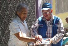 Familias felices con títulos de propiedad