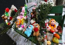 Moscú: Amanece con flores el lugar del crimen de la niña decapitada
