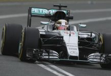 Hamilton marca el ritmo en Australia, Rosberg se estrella