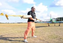 En video: El superman que impide que despeguen dos aviones