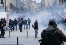 Policía usa gases lacrimógenos contra manifestantes en Francia