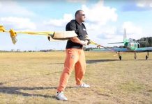 La fuerza de un hombre bielorruso impide que despeguen dos aviones