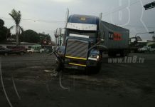Furgonero derriba semáforos de La Robelo